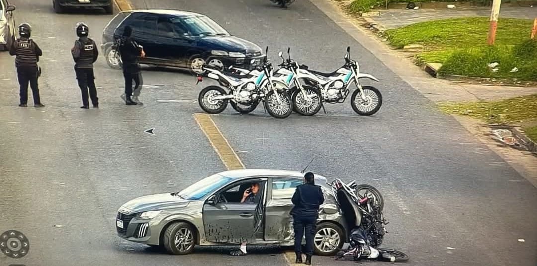 Violento accidente entre una moto y un auto en 122 y 44, en el límite ...