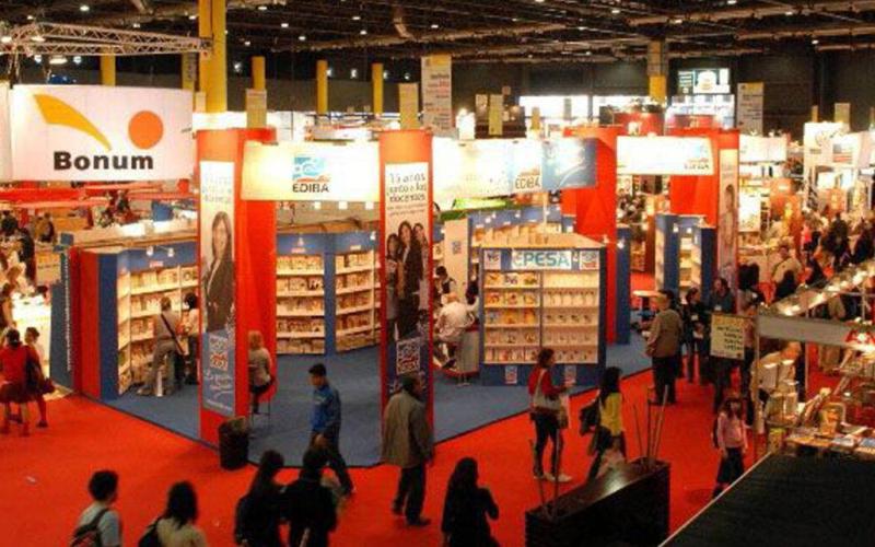 Visita de ensenadenses a la Feria del Libro