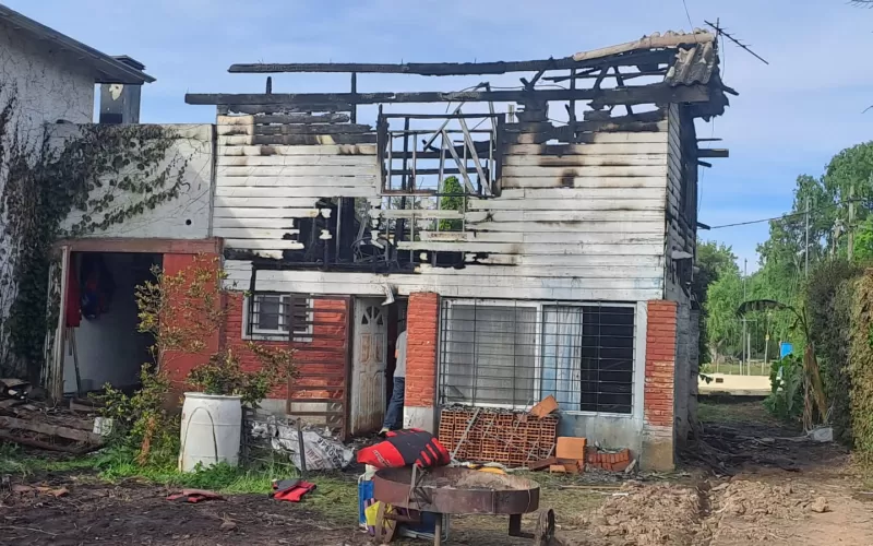 Ensenada: el fuego arrasó con una vivienda en el camino a Regatas