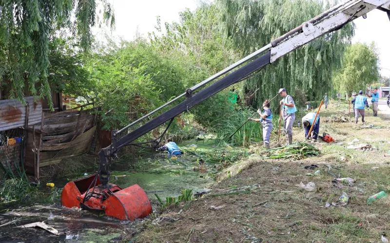 Realizan un saneamiento de canales en los barrios