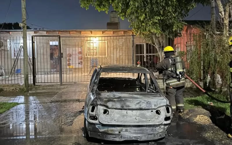 Se incendi&oacute; un veh&iacute;culo en El Dique