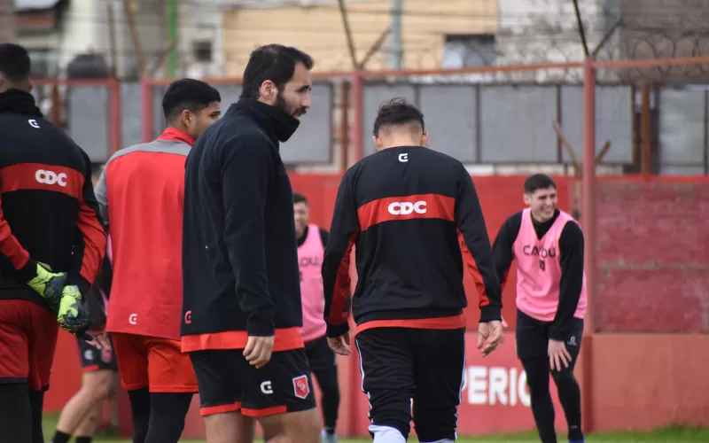 Camba juega este lunes en Rosario