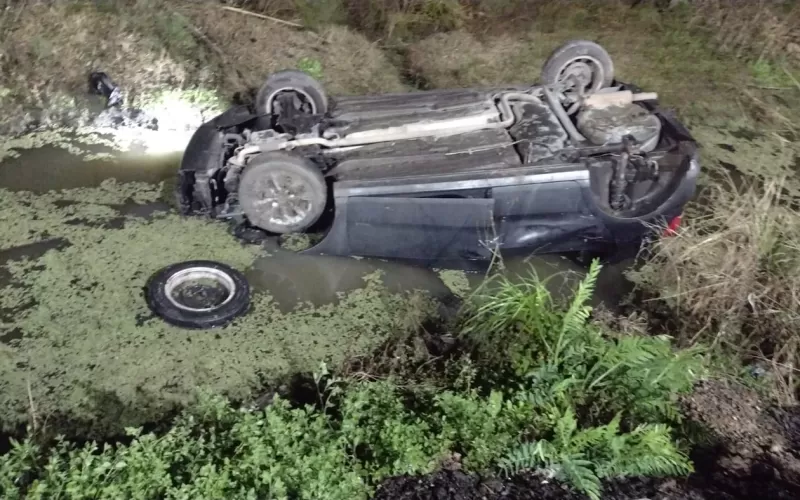 Otro accidente en Ensenada: volc&oacute; y termin&oacute; dentro de un zanj&oacute;n en el Camino Rivadavia