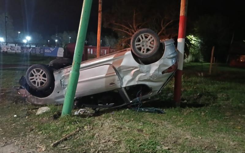 Volcó un auto en Punta Lara tras un accidente