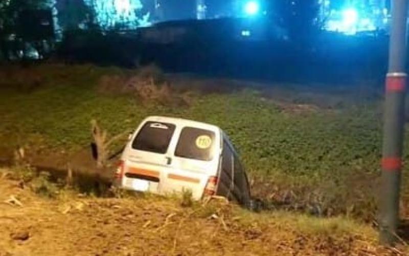 El camino Rivadavia con otro serio accidente: un vehículo cayó a un zanjón