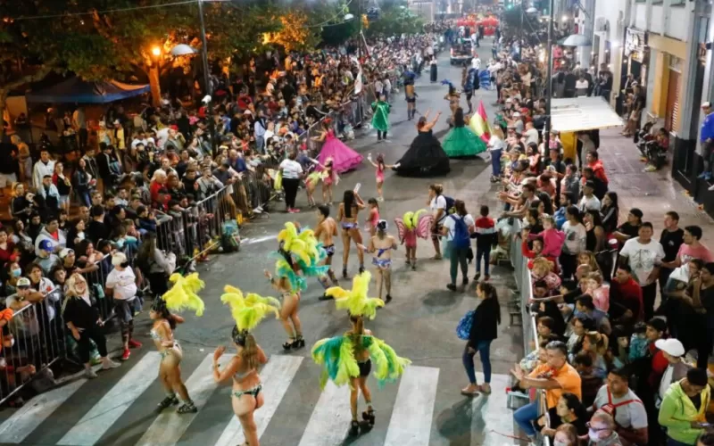 El carnaval en Ensenada pas&oacute; para lunes y martes