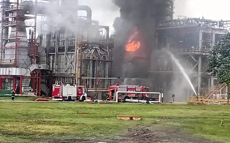 Otra vez YPF: un nuevo incendio afectó un sector de la Destileria | VIDEOS