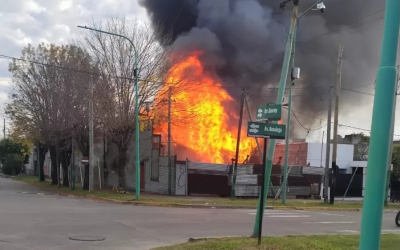 VIDEO | Impresionante incendio destruy&oacute; una vivienda en Ensenada