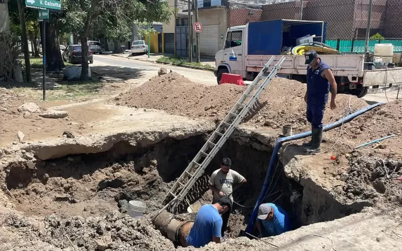 Se sigue trabajando para reparar el caño de agua de Quintana y Calzetta