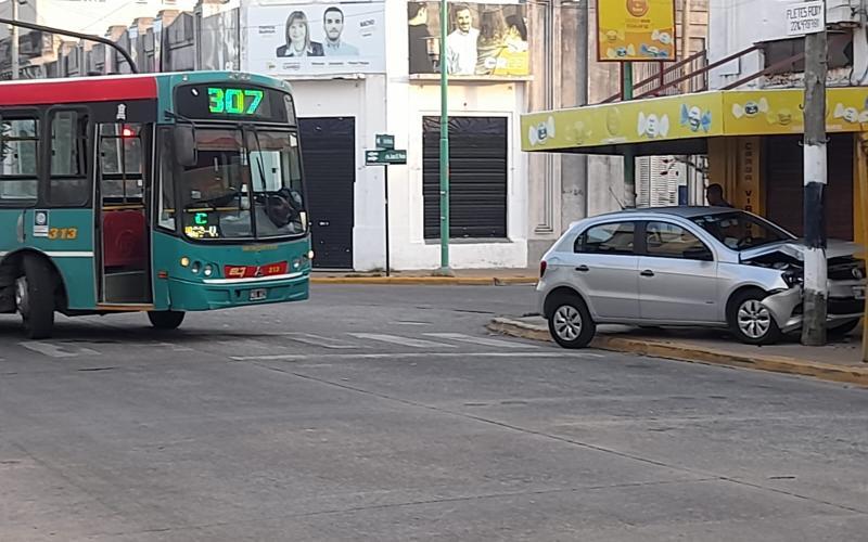 Un micro de la Línea 307 colisionó con un vehículo en Juan D. Perón y San Martín