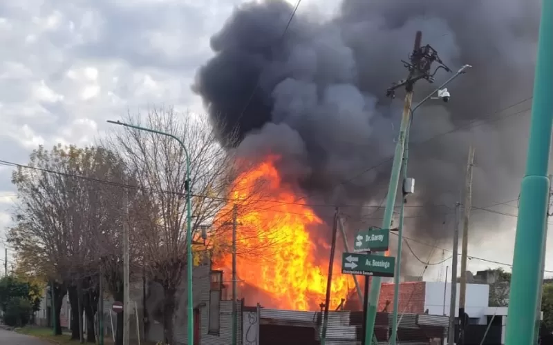 VIDEO | Impresionante incendio destruy&oacute; una vivienda en Ensenada