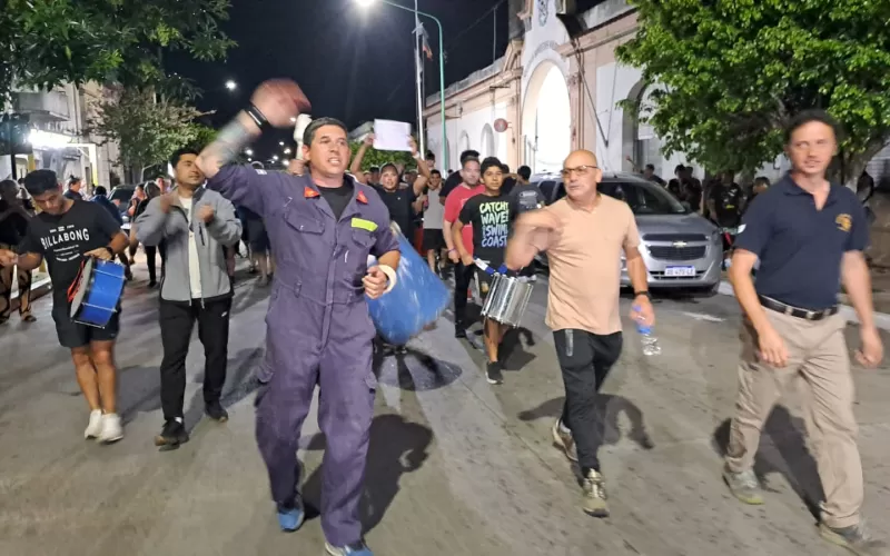 Ensenada: sirenazo, marcha y fuertes reclamos frente al cuartel de Bomberos | COBERTURA EN VIVO