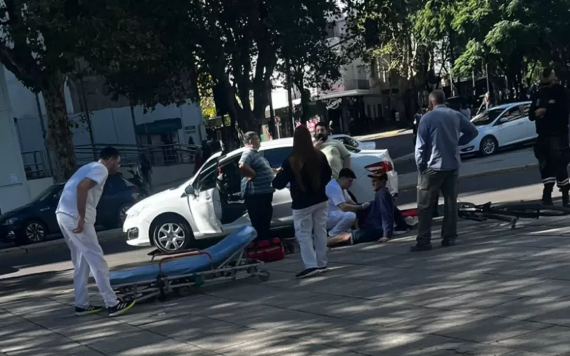 Siguen los accidentes en La Plata: un auto acaba de atropellar a un ciclista en 12 y 54