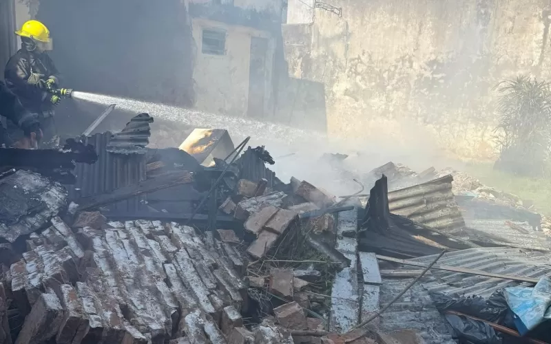 Bomberos logró controlar el incendio de un basural en una vivienda