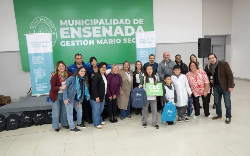 Entrega de útiles en el edificio Malvinas