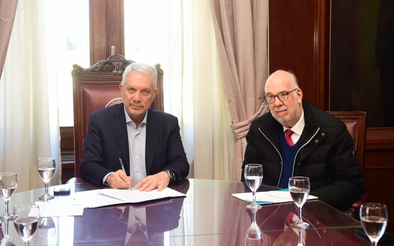 Alak y la UNLP sumarán a los graduados de Medicina a los centros de salud de La Plata