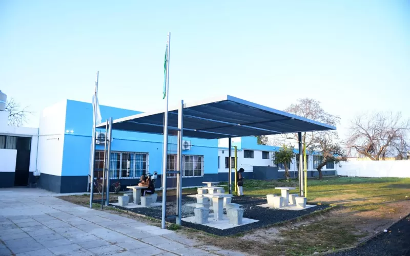 Alak recorrió una de las escuelas que arregló en Los Hornos