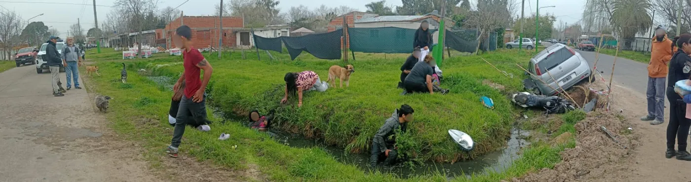 Una familia en moto fue atropellada y terminó en un zanjón en Punta Lara