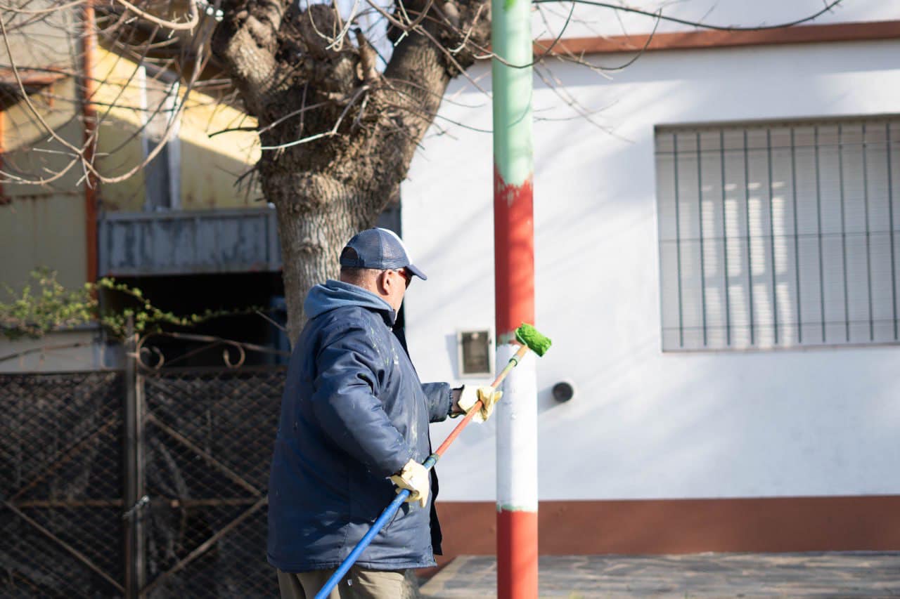 Crece la preocupación de vecinos por pintadas indiscriminadas de clubes de fútbol en los postes