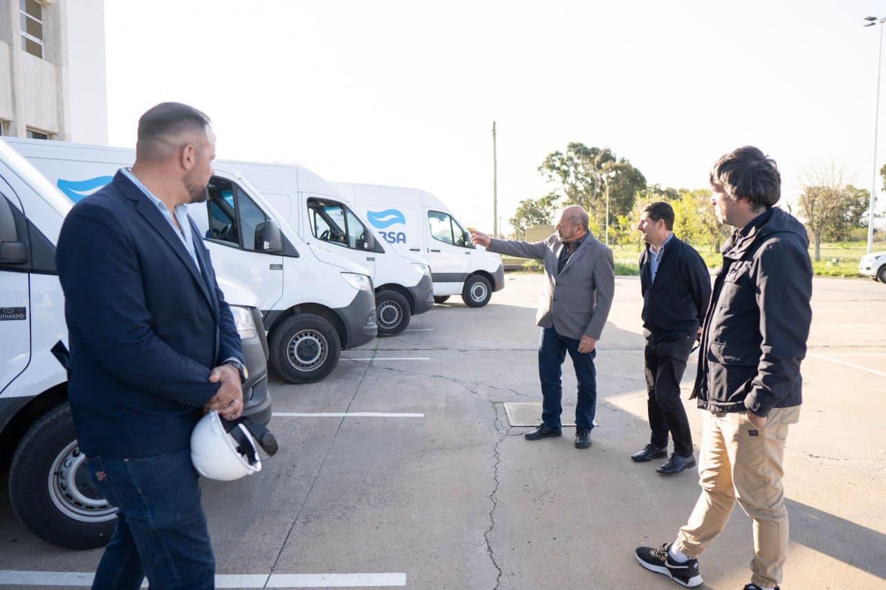 Kicillof  quiere sacar a flote a ABSA y entregó 17 camionetas en Punta Lara