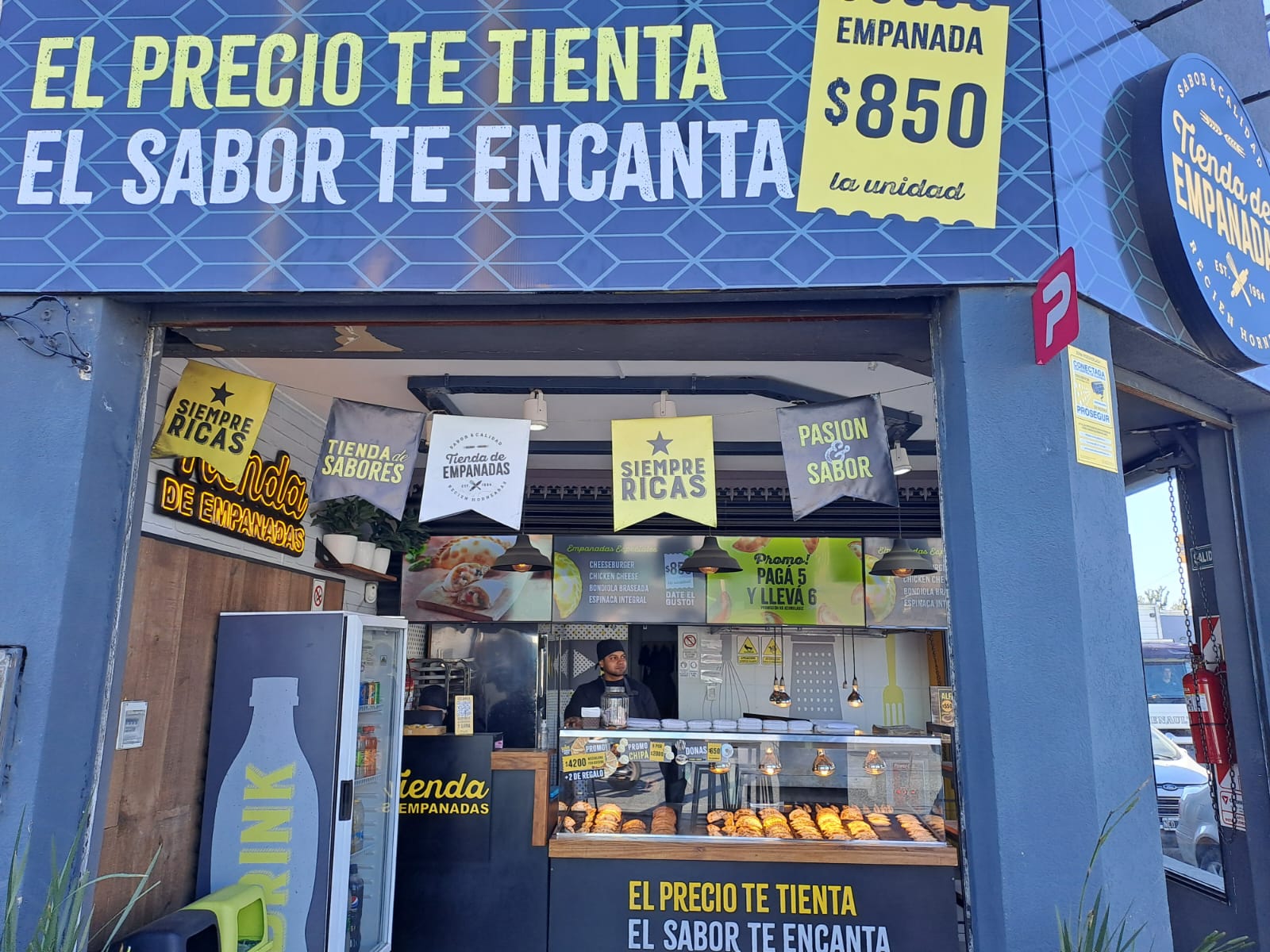 Video | Se fue sin nada: intentó robar una tienda de empanadas y terminó huyendo