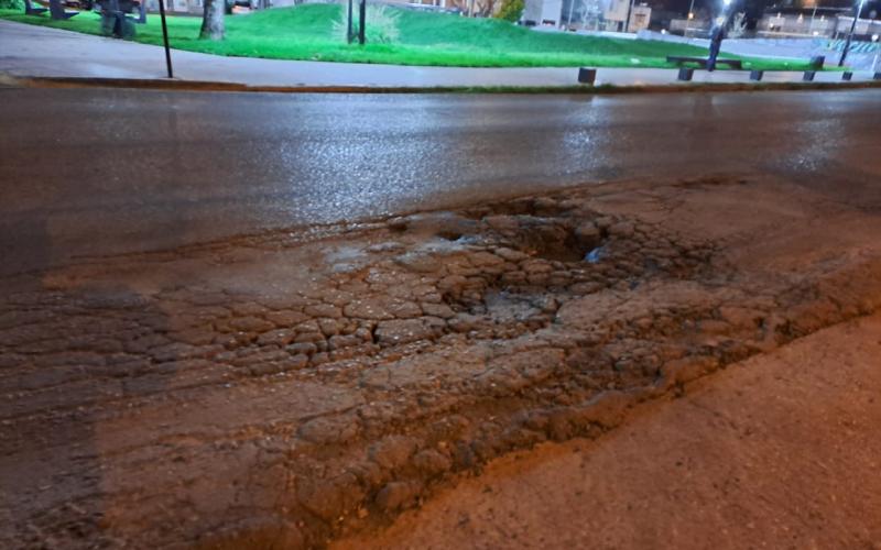 Ensenada, un campo minado: enorme bache en camino Rivadavia y Haramboure