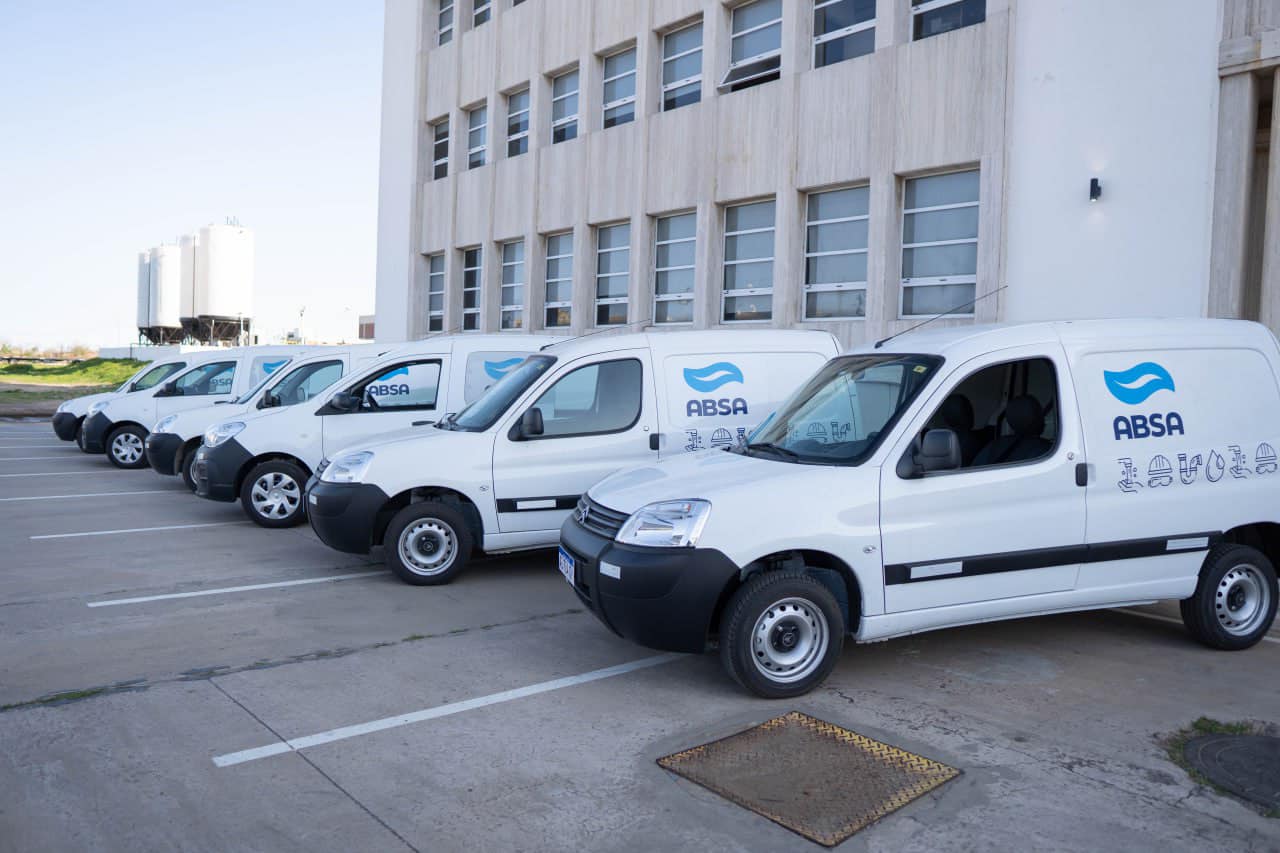 Kicillof  quiere sacar a flote a ABSA y entregó 17 camionetas en Punta Lara