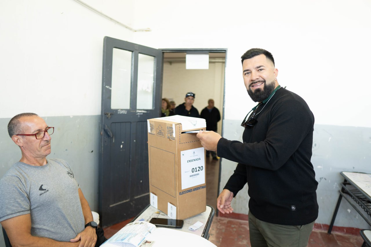 Nicolás Secco emitiendo su voto