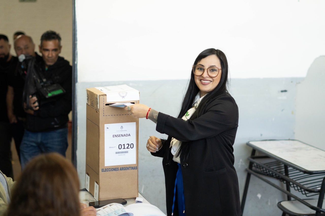 Nadia Secco emitiendo su voto